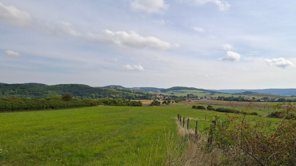 Z náhorní plošiny, na které zvonice stojí, je nádherný výhled do okolí | foto: Markéta Vejvodová, Český rozhlas Z náhorní plošiny, na které zvonice stojí, je nádherný výhled do okolí