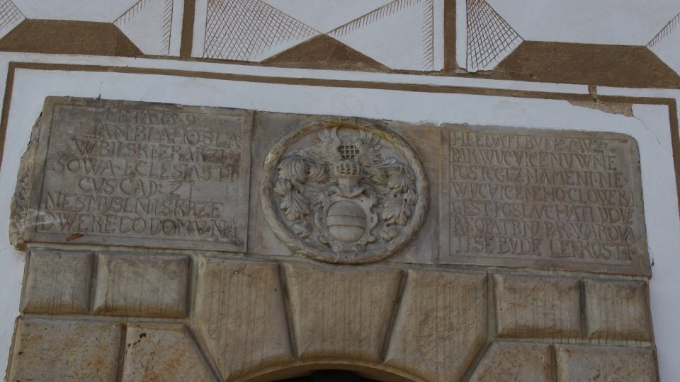 Český nápis na reliéfu z roku 1597 prozrazuje, že zámek nechal přestavět Jan Blahoslav Bilsky