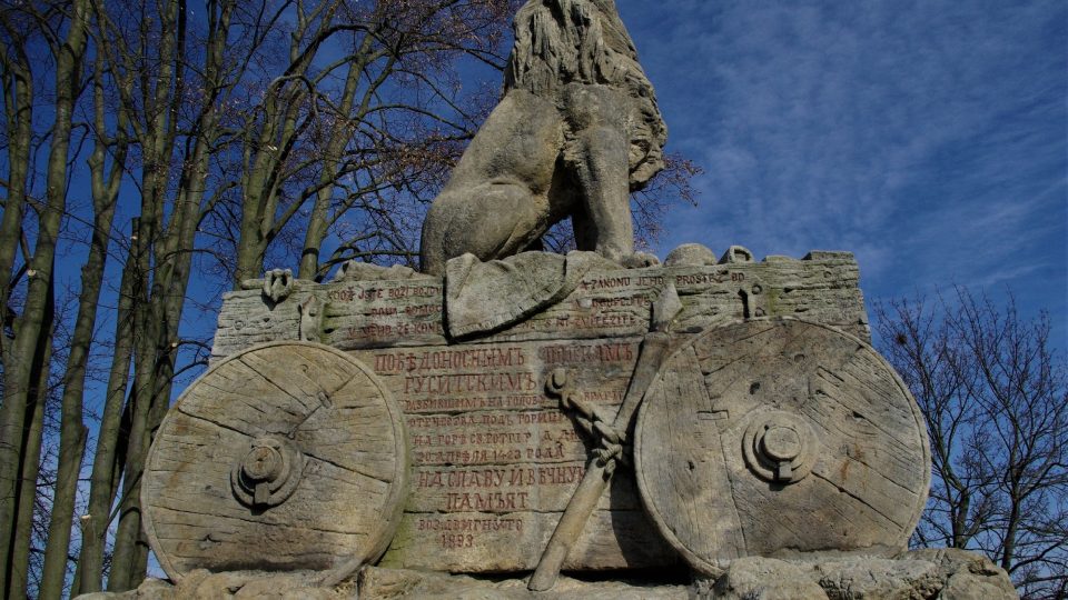 Český lev se dívá k východu, směrem k místu bitvy na vrchu Gothard