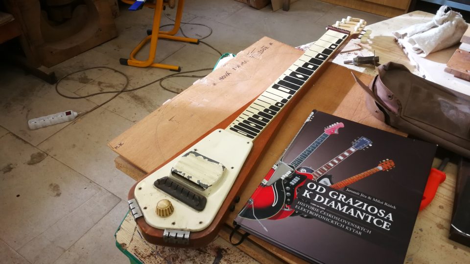 Vůbec první československá elektrofonická kytara Resonet prochází ve zdejších dílnách restaurováním