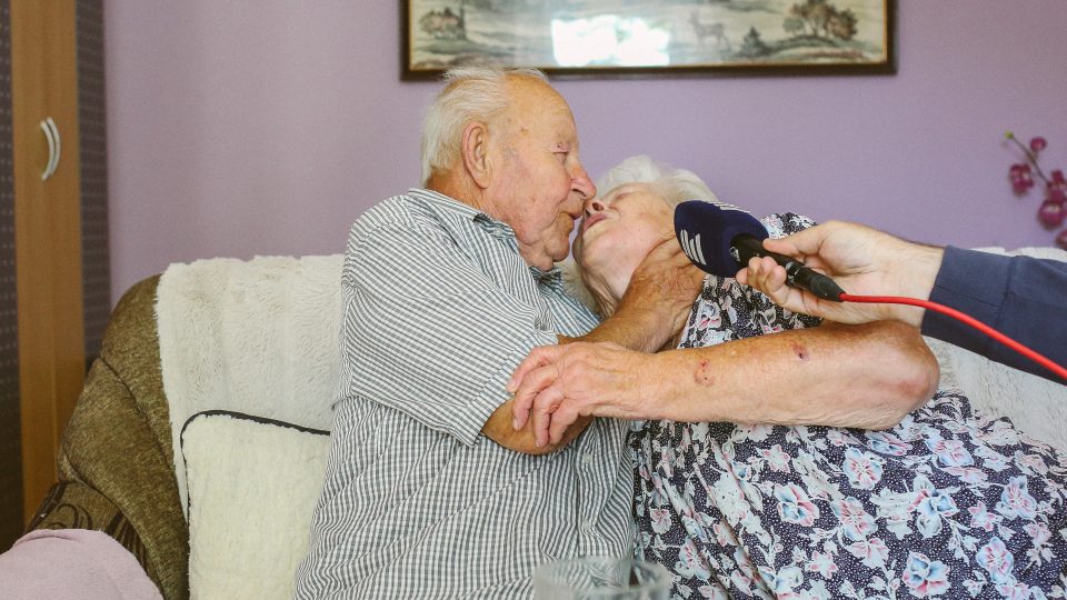 Stanislav během natáčení Miluši překvapil vášnivým polibkem | foto: Jana Volková Stanislav během natáčení Miluši překvapil vášnivým polibkem