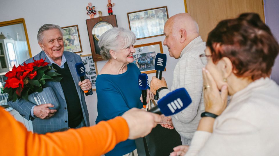 Manželům Mikešovým přišli vítězství oznámit osobně průvodci pořadu Carmen Mayerová a Petr Kostka