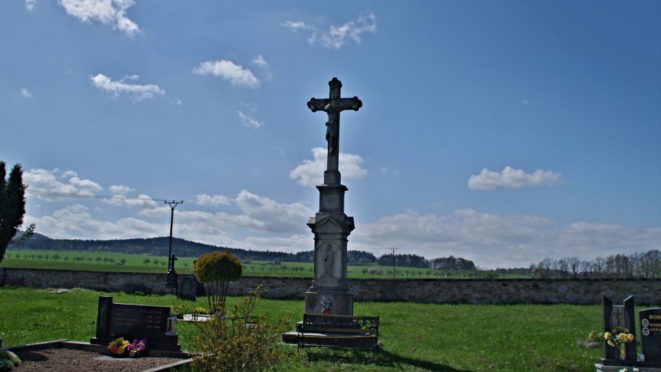 Centrální kříž na hřbitově u kostela