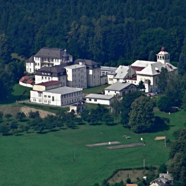 Pohled na sanatorium ve Zlatých Horách z Biskupské kupy | foto: Miroslav Kobza,  Český rozhlas