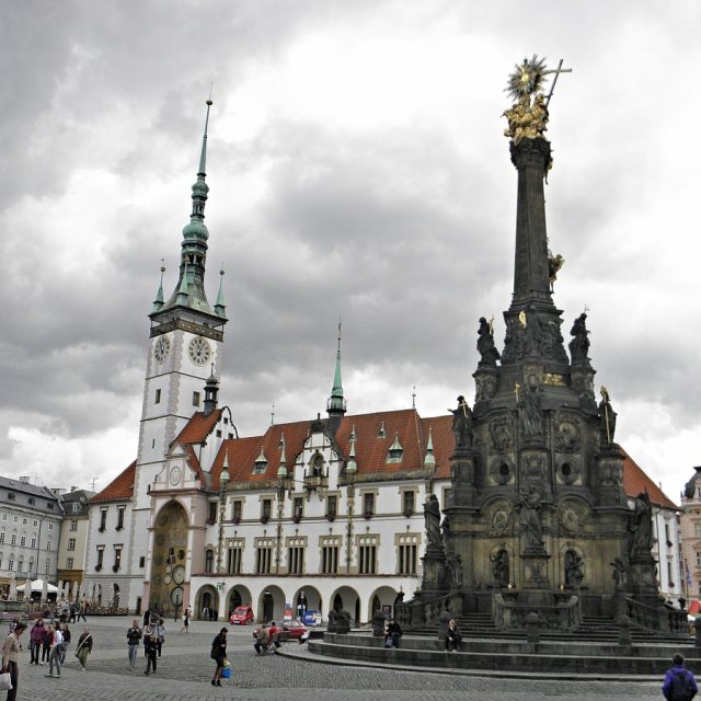 Asi nejznámější panorama centra Olomouce - Trojiční sloup s radnicí | foto: Miroslav Kobza,  Český rozhlas