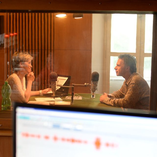 Alena Zárybnická natáčí s Jankem Ledeckým | foto: Jan Ptáček,  Český rozhlas