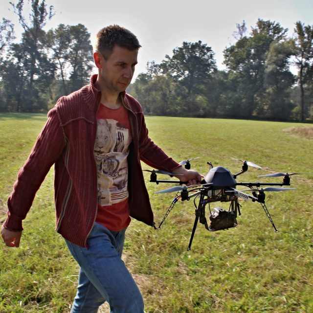 Jakub Miřijovský s dronem v Litovelském Pomoraví | foto: Aleš Spurný,  Český rozhlas