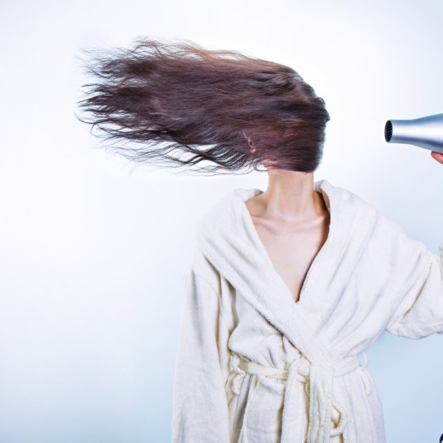 Problémy s vypadáváním nebo řídnutím vlasů mají i ženy po těhotenství | foto: Fotobanka Pixabay