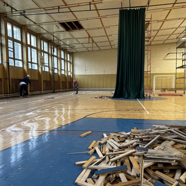 V tělocvičně Základní školy Hranická v Lipníku nad Bečvou je potřeba vytrhat všechny poškozené parkety | foto: Lenka Kratochvílová,  Český rozhlas