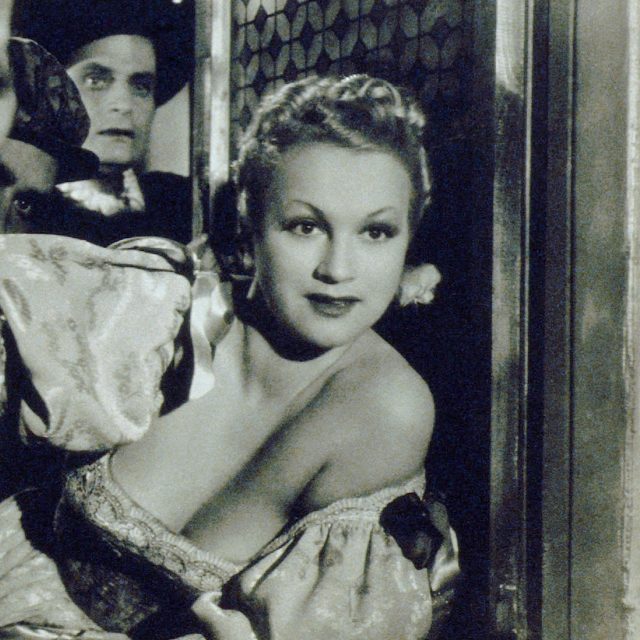 Adina Mandlová byla krásná a bystrá. Pobláznění do ní byli snad všichni muži z okolí. Tehdy Prahou koloval vtip: Adina prý spí s půlkou Prahy. Tedy jen s tou bohatší | foto: Profimedia