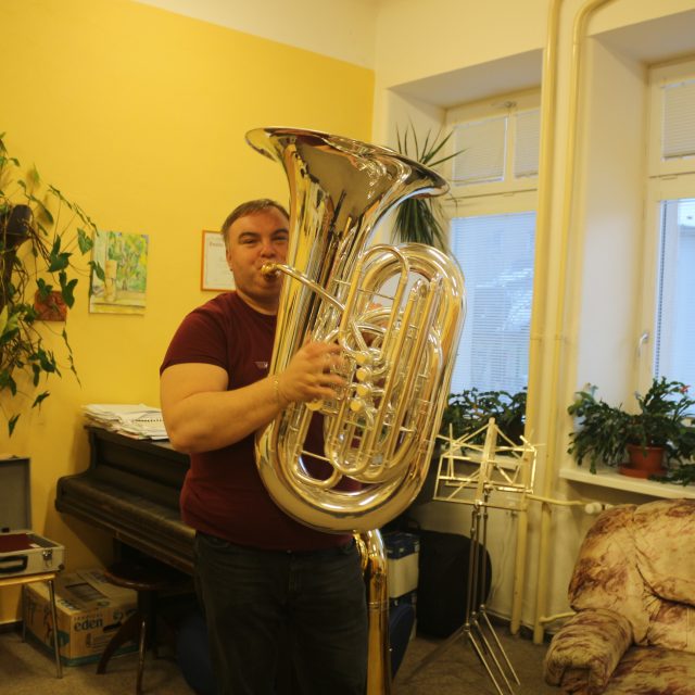 František Mech hraje na tubu | foto: Aleš Spurný,  Český rozhlas