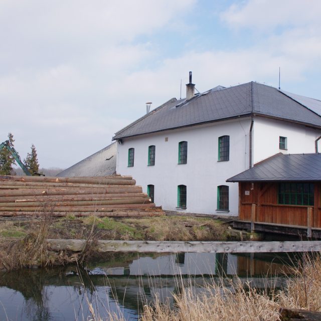 Jedním z prvních mlýnů na náhonu byl také ten v Sobáčově,  kde dodnes funguje turbína a pila | foto: Miroslav Kobza,  Český rozhlas