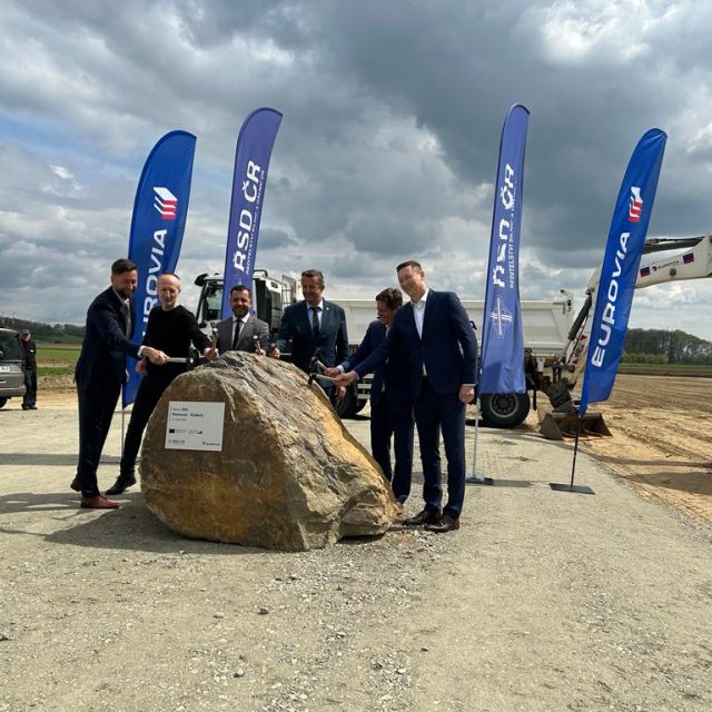 Poklepání na základní kámen stavby dálnice D55 mezi Kokory a Olomoucí | foto: Lenka Kratochvílová,  Český rozhlas