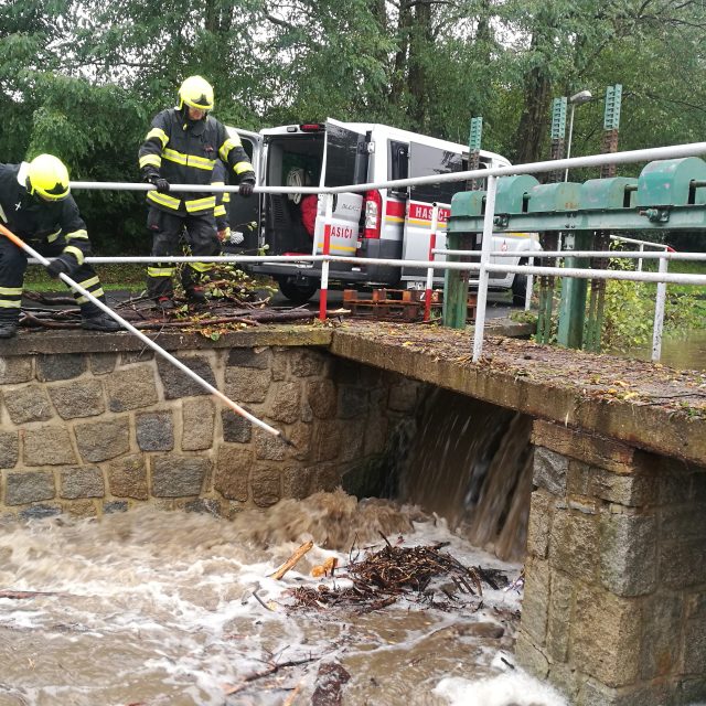 Hasiči čistí stavidla toku Mírovky v Mohelnici | foto: Tomáš Sedláček,  Český rozhlas