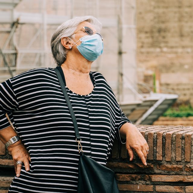 Starší dáma v roušce | foto: Fotobanka Unsplash