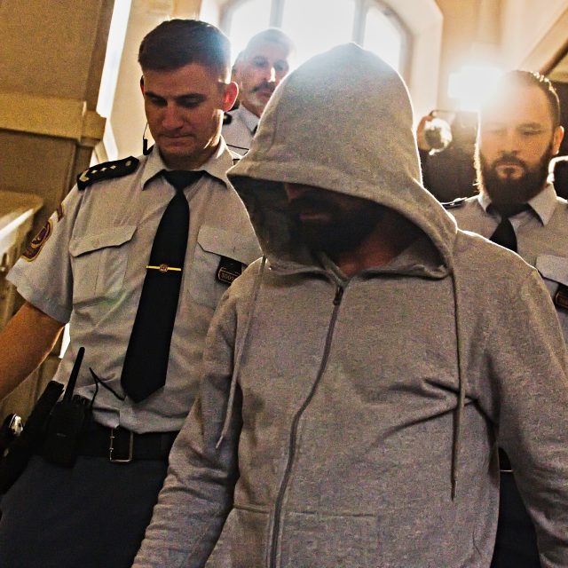 Obžalovaný Roman Rohozin  (v popředí) u Krajského soudu v Brně,  který se 15. prosince 2023 začal zabývat případem vraždy Roma u Brněnské přehrady. | foto: Patrik Uhlíř,  ČTK