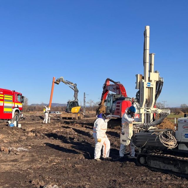 Hasiči u Hustopečí nad Bečvou umísťují larsenové stěny | foto: Dekonta