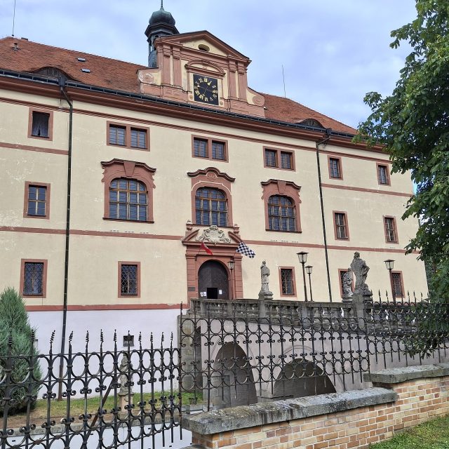 Zámek Lnáře sloužil dlouhá léta jako vládní školicí a rekreační středisko | foto: Zdeněk Zajíček,  Český rozhlas