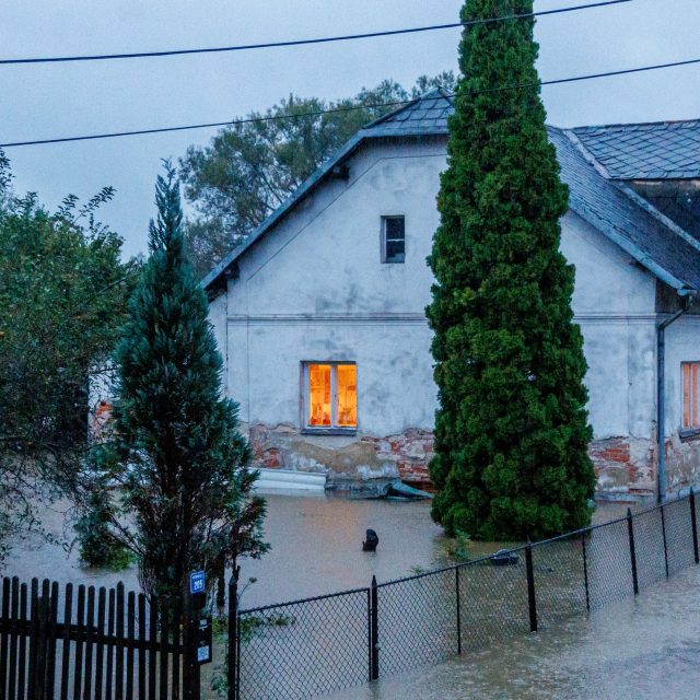 Petrovice u Karviné,  potok Petrůvka se proměnil v dravou řeku | foto: ČTK / Sznapka Petr