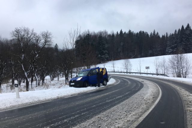 Zasněžená silnice na Jesenicku | foto: Andrea Švubová,  Český rozhlas