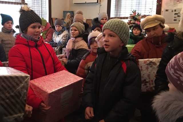 Pracovníci Arcidiecézní charity Olomouc rozdávají dárky dětem v ukrajinském Lopatynu | foto: Monika Pustovková