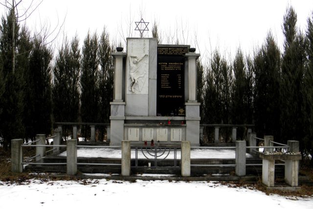 Památník obětem holocaustu na hřbitově v Olomouci - Neředíně | foto: Aleš Spurný