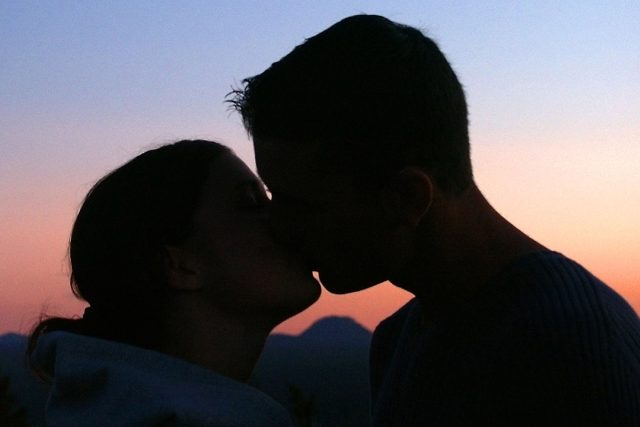 polibek - západ slunce - zamilovaný pár | foto: Fotobanka stock.xchng