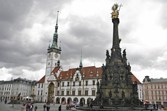 Asi nejznámější panorama centra Olomouce - Trojiční sloup s radnicí | foto: Miroslav Kobza,  Český rozhlas