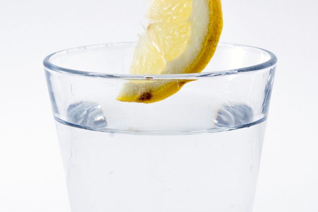 voda s citronem | foto: Fotobanka Pixabay
