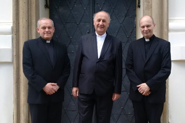Josef Nuzík ,  Jan Graubner a Antonín Basler - noví pomocní biskupové s arcibiskupem olomouckým | foto:  Arcidiecéze olomoucká