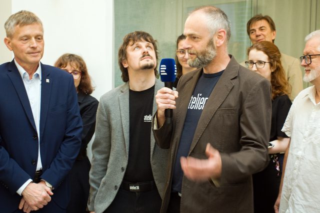 Architekti Martin Struhala  (druhý zleva) a Tomáš Bindr  (s mikrofonem) | foto: Jiří Kopáč
