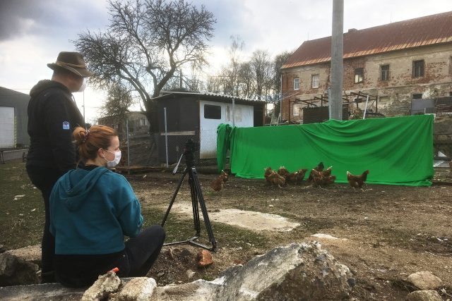 Petr Mikšíček a produkční Marieta Poliaková při natáčení trikových záběrů na Farmě Fojtov u Karlových Varů pro vizualizace do scének z prostředí Krušných hor | foto: Josef Šorfa,  Český rozhlas