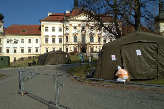 Odběrové místo pro pacienty s podezřením na nákazu koronavirem před olomouckou vojenskou nemocnicí | foto: Petr Slepička