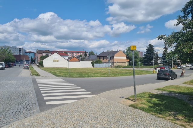 Na této zelené ploše v litovelské ulici Vítězná vznikne parkoviště | foto: Barbora Weinekötter,  Český rozhlas