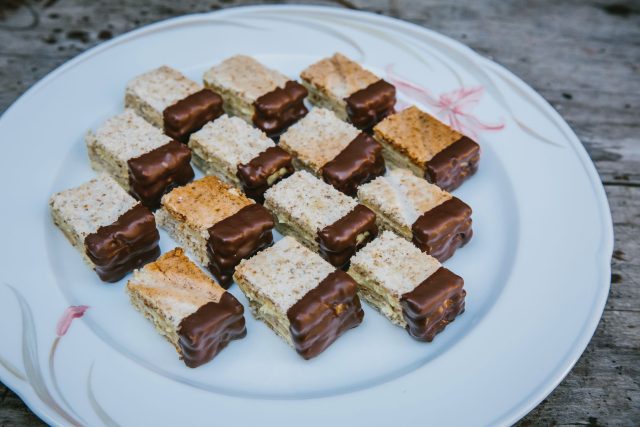 Malé dortíčky zvané štafetky plněné krémem od Jany Vančurové jsou měkkoučké jako vata a sladké jako láska