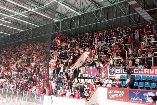 Radující se fanoušky HC Olomouc | foto: Andrea Bzonková,  Český rozhlas