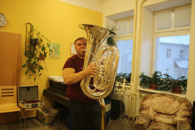 František Mech hraje na tubu | foto: Aleš Spurný,  Český rozhlas