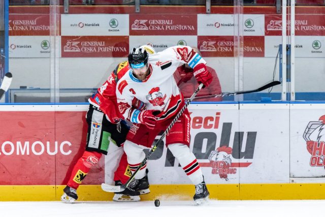Momentka ze třetího utkání série extraligového play-off mezi Olomoucí a Pardubicemi | foto: Daniel Klement/HC Olomouc