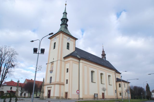 Pozdně barokní farní kostel z let 1784-87 je zasvěcen sv. Vavřinci | foto: Miroslav Kobza,  Český rozhlas