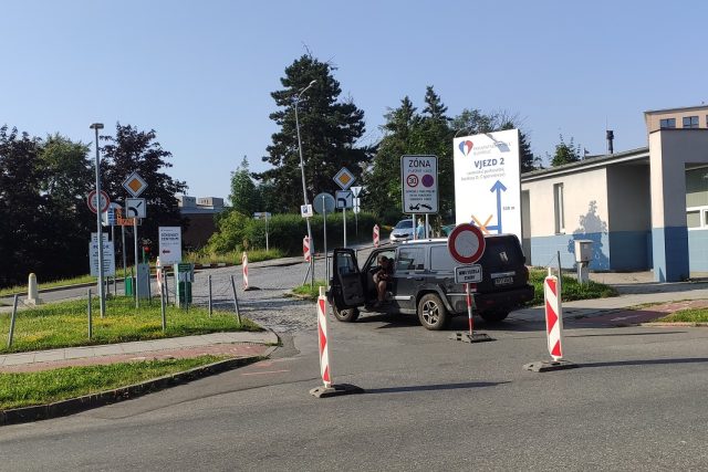 Jeden z vjezdů do areálu Fakultní nemocnice Olomouc z Hněvotínské ulice je dočasně uzavřený | foto: Fakultní nemocnice Olomouc