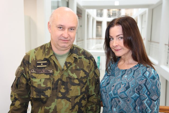 Generál Roman Náhončík s moderátorkou Zorou Ježkovou | foto: David Jahoda,  Český rozhlas