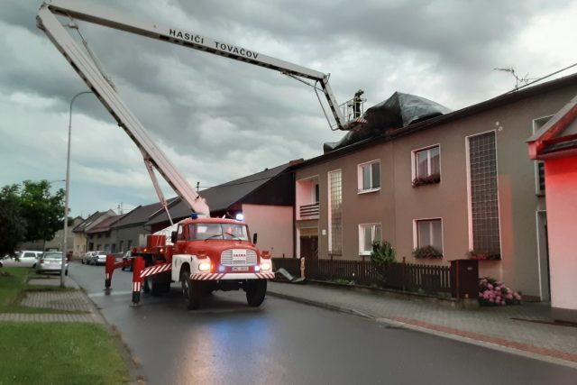 Bouřka v neděli v podvečer zvedala i střechy na domech | foto: HZS Olomouckého kraje
