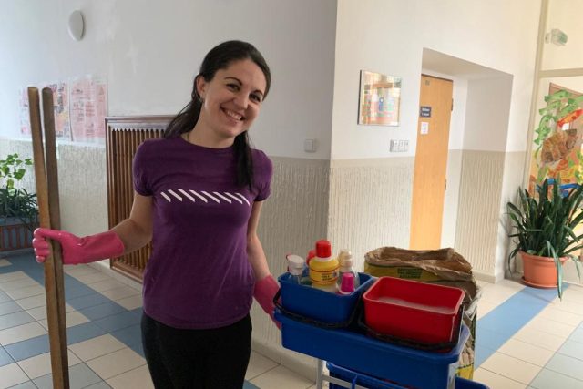 Maryana pracuje ve škole v Dřevohosticích jako uklízečka | foto: Lenka Kratochvílová,  Český rozhlas