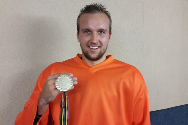 Mikuláš Zbořil se zlatou medailí z mistrovství světa v in-line hokeji 2018 | foto: Tomáš Minarčík,  Český rozhlas