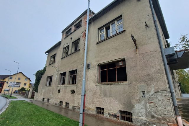 Zchátralá budova bývalé mlékárny v Pňovicích | foto: Barbora Weinekötter,  Český rozhlas