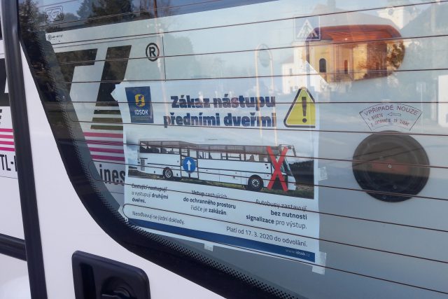 Autobusy FTL s upozorněním na opatření proti šíření nákazy koronavirem | foto: Barbora Taševská,  Český rozhlas