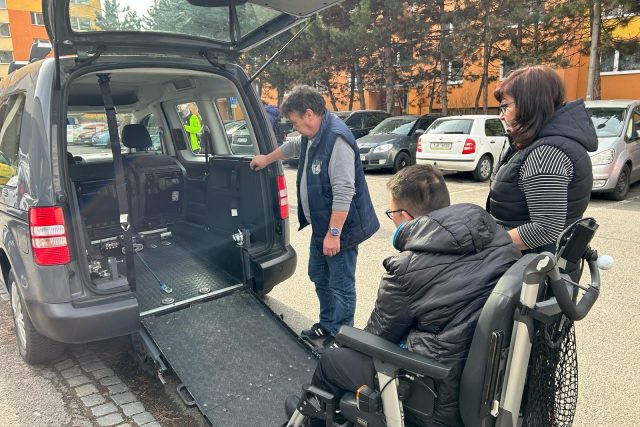 Tělesně postižení mohou v Přerově nově využít taxi službu od tamní charity | foto: Lenka Kratochvílová,  Český rozhlas