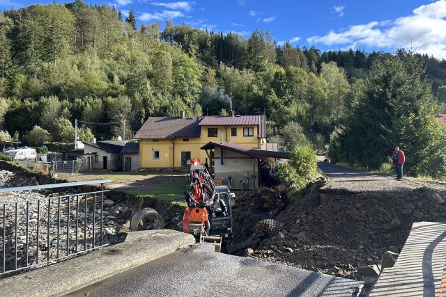 Opravování mostu v ulici Za Moravou v Hanušovicích na Šumpersku | foto: Lenka Kratochvílová,  Český rozhlas