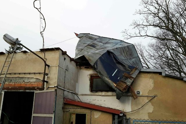 Větrem poškozená plechová střecha na Jesenicku | foto: HZS Olomouckého kraje