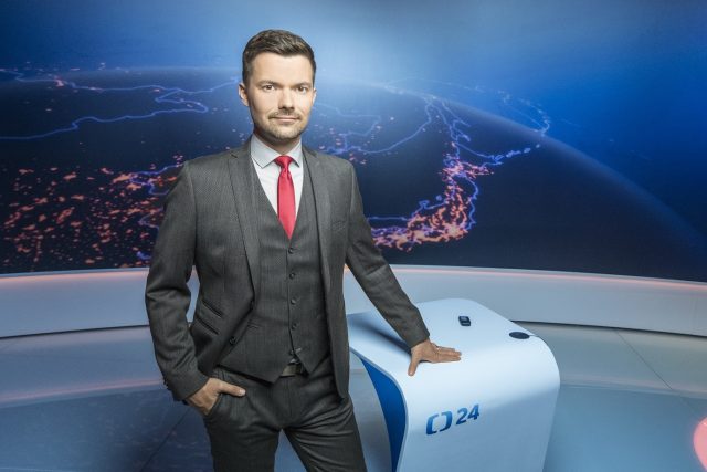 Moderátor Tomáš Drahoňovský ve studiu zpravodajství | foto: Česká televize